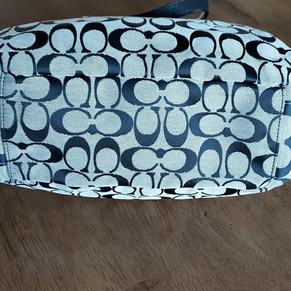 Coach Gallery Signature Tote w/ a Wristlet (RARE) - Picture 9 of 17